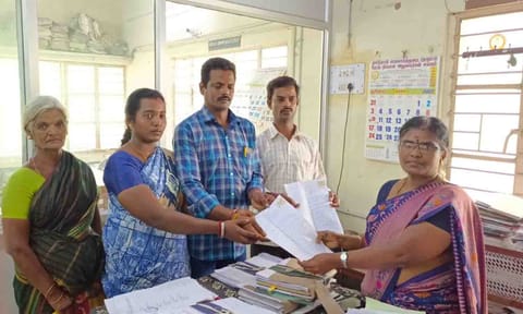 பல்லடம் தாலுகா அலுவலகத்தில்  புகார்  அளித்த   வீட்டுமனை உரிமையாளர்கள்.