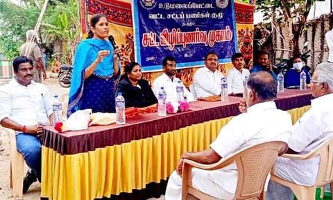 சட்டங்கள் குறித்து பொதுமக்களுக்கு விழிப்புணர்வு ஏற்படுத்தப்பட்ட காட்சி.