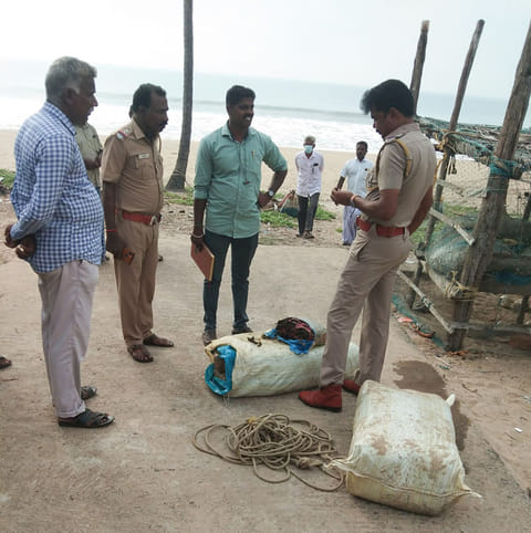 கடலில் மிதந்து வந்த கஞ்சா மூட்டைகளை போலீசார் கைப்பற்றி விசாரணை செய்து வருவதை படத்தில் காணலாம்.
