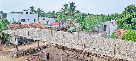 மேல்பாதி கிராமத்தில், 60 ஆண்டுகளுக்கு ஒருமுறை நடைபெறும் ஸ்ரீதர்மராஜா பட்டாபிஷேக விழாவை முன்னிட்டு, முக்கிய வீதிகளில் பச்சைகீற்று (தென்னை ஓலை) பந்தல் அமைக்கப்பட்டுள்ளது.&nbsp;