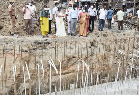 பாலம் கட்டும் பணியை கலெக்டர் பார்வையிட்டு ஆய்வு செய்தார்.