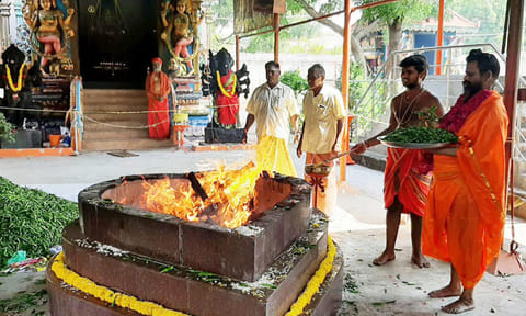 பச்சை மிளகாய் யாக வழிபாடு நடந்த காட்சி.
