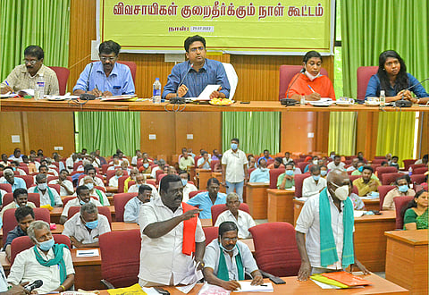 கலெக்டர் விஷ்ணு தலைமையில் விவசாயிகள் குறைதீர்க்கும் கூட்டம் நடந்தபோது  எடுத்தபடம்.