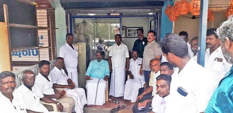 கூட்டத்தில் மாநகர் மாவட்ட செயலாளர் தர்மலிங்கம் பேசிய காட்சி. அருகில் புறநகர் மாவட்ட செயலாளர் சிவலிங்கமுத்து மற்றும் பலர் உள்ளனர்.