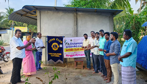 மெழுகுவர்த்தி ஏந்தி அஞ்சலி செலுத்தப்பட்டது.