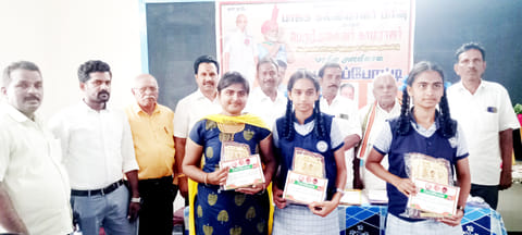மாணவர்களுக்கு பரிசு வழங்கிய காட்சி.