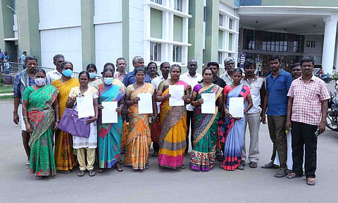 குடியிருப்பு பொதுமக்கள் மாவட்ட  வருவாய் அலுவலரிடம் மனு கொடுக்க வந்ததை படத்தில் காணலாம்.