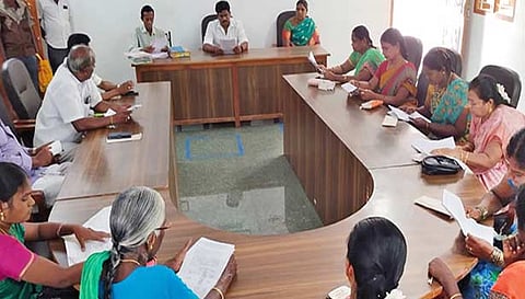 பேரூராட்சி கூட்டத்தில் கலந்து கொண்டவர்களை படத்தில் காணலாம்.