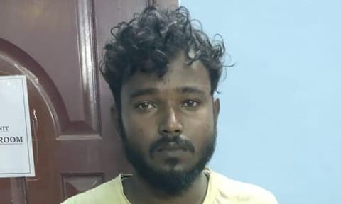 போதைப்பொருட்கள் கடத்தியவரை படத்தில் காணலாம்.