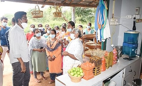 மசினகுடி அரசு மேல்நிலைப்பள்ளியில்  ரூ.9.30 லட்சம் மதிப்பில்  சத்துணவு கூடம் கட்டும் பணி