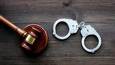 வீட்டை அபகரித்து பொருட்களை திருடியதாக 23 பேர்மீது வழக்கு