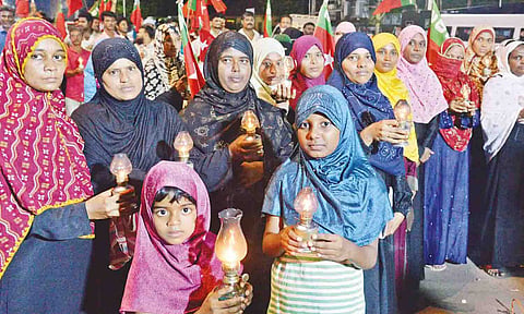 கைகளில் சிமினி விளக்கேந்தி ஆர்ப்பாட்டத்தில் கலந்து கொண்டவர்களை படத்தில்காணலாம்.