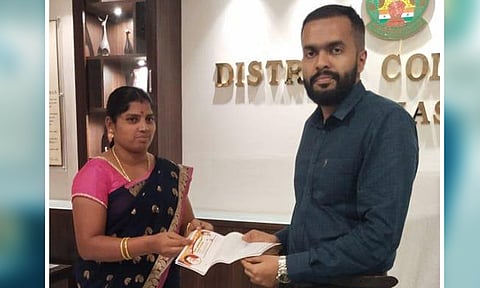 பேரூராட்சி மன்ற தலைவர் சீதாலட்சுமி தென்காசி மாவட்ட கலெக்டரிடம்  கோரிக்கை மனு வழங்கிய காட்சி.