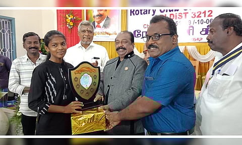 மாணவி தீக்க்ஷாவுக்கு பரிசு வழங்கப்பட்ட காட்சி.