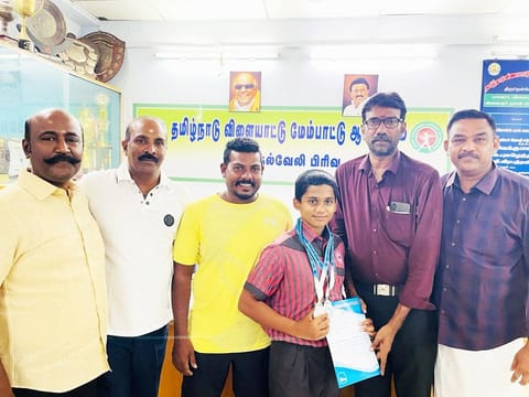 நீச்சல் வீரருக்கு நடைபெற்ற பாராட்டு விழாவில் கலந்து கொண்டவர்கள்