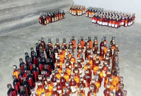 வீட்டில் மதுபாட்டில்கள் பதுக்கி விற்ற பெண் கைது