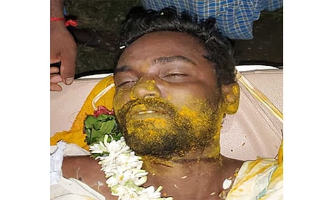 தொழிலாளி தூக்குபோட்டு தற்கொலை