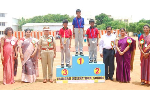 பள்ளியில் நடந்த விளையாட்டு விழாவில் வெற்றி பெற்ற மாணவர்கள் கவுரவிக்கப்பட்டனர்.
