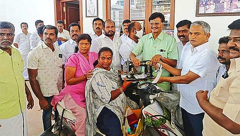 கம்பம் ராமகிருஷ்ணன் எம்.எல்.ஏ. பொதுமக்களுக்கு நலத்திட்ட உதவிகளை வழங்கினார்.