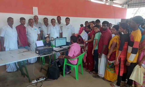 ஆதார் சிறப்பு முகாம் நடைபெற்ற காட்சி.