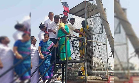 உடுமலை   நகர  தி.மு.க. செயலாளராக  நியமிக்கப்பட்ட வேலுச்சாமி  அண்ணா சிலைக்கு மாலை அணிவித்து மரியாதை செலுத்திய காட்சி.&nbsp;