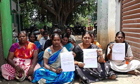 பொதுமக்களுடன் ஊராட்சி மன்ற அலுவலகத்தின் முன்பு அமர்ந்து காத்திருப்பு போராட்டத்தில் ஈடுபட்ட வார்டு உறுப்பினர் நித்யா.&nbsp;&nbsp;
