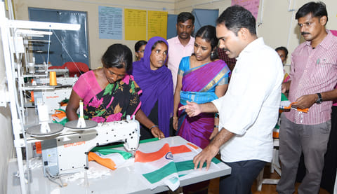 சிவகங்கை யூனியன் சக்கந்தியில் மகளிர் சுயஉதவிக்குழு மூலம் தேசியகொடி தயாரிக்கும் பணி நடைபெறுவதை கலெக்டர் மதுசூதன்ரெட்டி பார்வையிட்டு ஆய்வு செய்தார். அருகில் ஊரக வாழ்வாதார திட்ட இயக்குநர் வானதி, உதவி திட்ட அலுவலர் ராஜ்குமார் உள்ளனர்.