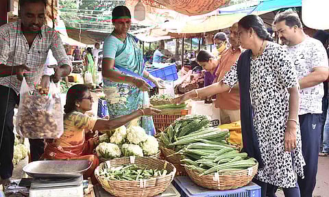 வ.உ.சி மார்க்கெட்டில் காய்கறி விலை உயர்ந்தது