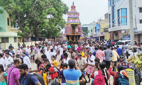 பக்தர்கள் வெள்ளத்தில் தேரோட்டம் நடந்தது.