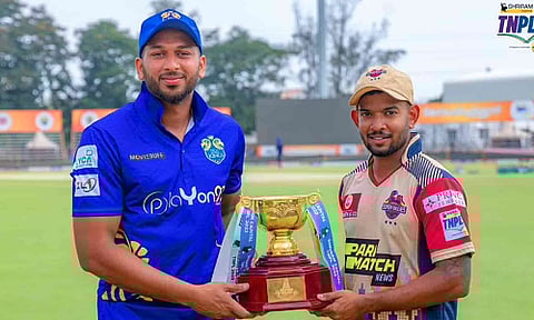 கோப்பையுடன் இரு அணி கேப்டன்கள்