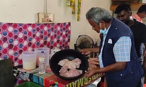 ஷவர்மா விற்ற கடையில் உணவு பாதுகாப்புத்துறையினர் ஆய்வு செய்தபோது எடுத்தப்படம். 