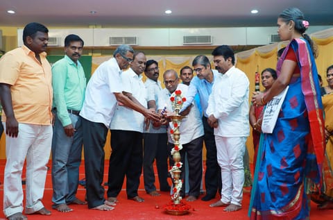 பிளஸ்-2 மாணவர்களுக்கான கல்வி விழிப்புணர்வு நிகழ்ச்சியை, பி.எஸ்.ஆர். கல்வி குழுமங்களின் தாளாளர் ஆர்.சோலைசாமி, நடிகர் தாமு மற்றும் முதல்வர்கள் குத்துவிளக்கு ஏற்றி தொடங்கி வைத்தனர்.
