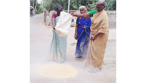 ரேஷன் அரிசியை சாலையில் கொட்டிய பெண்கள்.