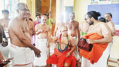 அகோபில மடம் ஜீயர் அழகிய சிங்கர் ஆசி வழங்கினார்.
