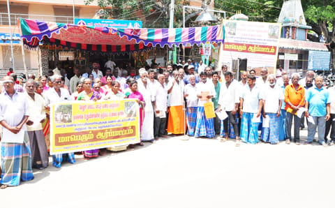 வேலூர் கலெக்டர் அலுவலகம் அருகே மாட்டுவண்டி தொழிலாளர்கள் இன்று ஆர்ப்பாட்டத்தில் ஈடுபட்டனர்.