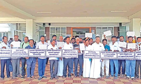 நுகர்வோர் விழிப்புணர்வு  பிரிவினர் மனு கொடுக்க வந்த காட்சி.