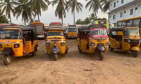 பறிமுதல் செய்யப்பட்ட ஆட்டோக்கள்.&nbsp;