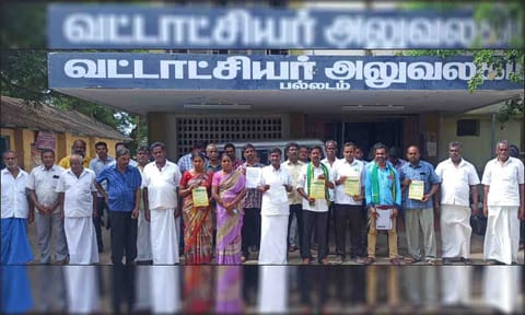 ஊர் பொதுமக்கள் மற்றும் தமிழக விவசாயிகள் பாதுகாப்பு சங்கத்தின் சார்பில் மனு அளித்த காட்சி.