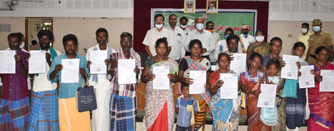 பழங்குடி இன குடும்பங்களுக்கு வீட்டுமனை பட்டா ஆணையினை மாவட்ட கலெக்டர் பாலசுப்ரமணியம் வழங்கினார்.