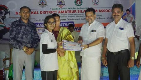 மாவட்ட அளவிலான சிலம்பப் போட்டியில் வெற்றி பெற்றவர்களுக்கு பரிசளித்தபோது எடுத்த படம்.