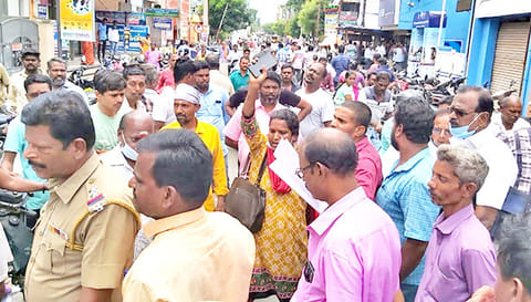 நிதி நிறுவனம் முன்பு வாடிக்கையாளர்கள் சாலை மறியல் போராட்டத்தில் ஈடுபட்டனர்.