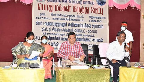 பொதுமக்கள் கருத்து கேட்பு கூட்டத்தில் சேலம் கலெக்டர் கார்மேகம் ேபசிய காட்சி.