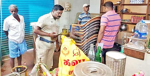 கொள்ளை நடந்த கடையில் போலீசார் விசாரணை நடத்தினர்.