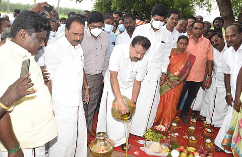 கண்டமங்கலத்தில் உயர்மட்டப் பாலங்கள் கட்டுவதற்கான பூமி பூஜையை அமைச்சர் பொன்முடி அடிக்கல் நாட்டி தொடங்கி வைத்தார். அருகில் கலெக்டர் மோகன், எம்.எல்.ஏ.க்கள் லட்சுமணன், புகழேந்தி ஆகியோர் உள்ளனர்.