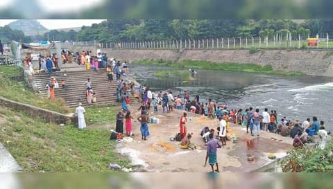 மேட்டூர் அணை அருகே காவிரியில் புனித நீராடிய பக்தர்கள்.&nbsp;
