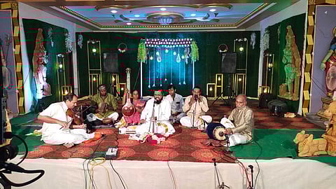 சீர்காழி சிவசிதம்பரத்தின் பக்தி இன்னிசைக் கச்சேரி நடைபெற்ற போது எடுத்தபடம்.