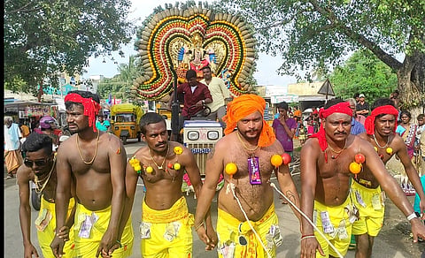 பழங்களால் அலங்கரிக்கப்பட்ட அம்மன் வடிவிலான தேரோட்டம் நடந்த காட்சி.