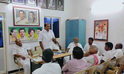 காங்கிரஸ் கட்சி அலுவலகத்தில் ஆலோசனைக் கூட்டம் நடைபெற்ற காட்சி.