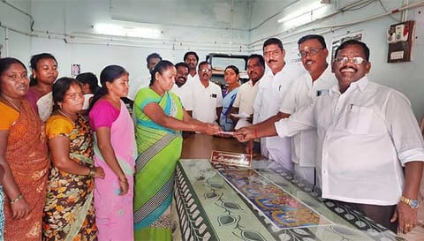 மகளிர் சுயஉதவிகுழுக்களுக்கு நிதி உதவி வழங்கப்பட்டது.