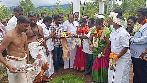 பூமிபூஜையில் கலந்து கொண்டவர்கள்.